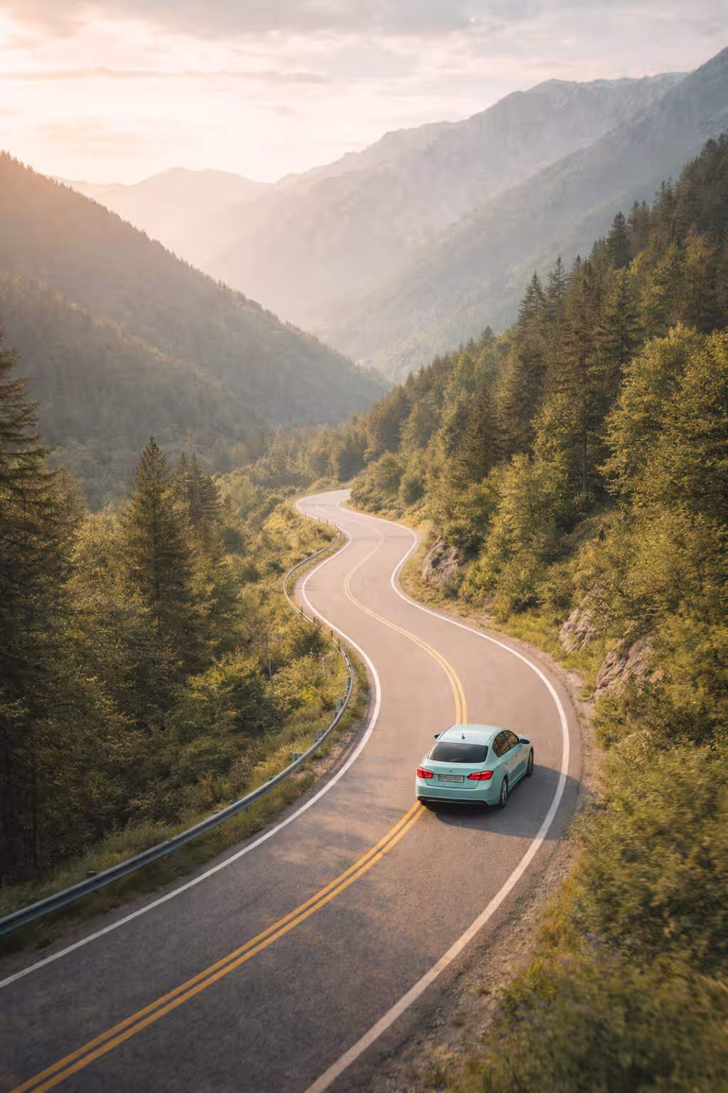 Auto auf kurviger Bergstraße in der Natur – Weg und Fortschritt als Bildmotiv zur MPU-Vorbereitung